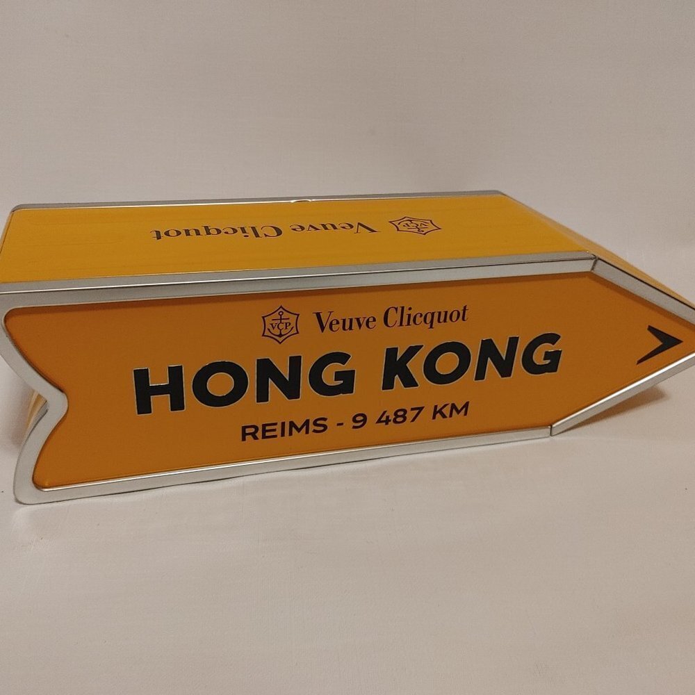VEUVE CLIQUOT HONG KONG ARROW TIN Veuve Destination Arrow Tin